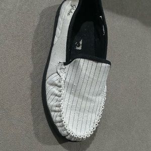 Globe slip ons